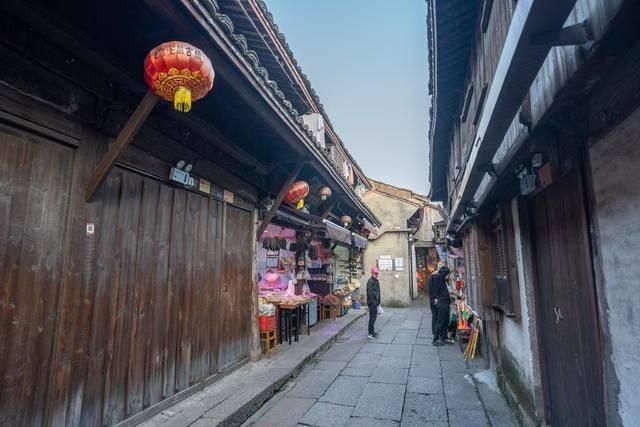 朋友父亲70岁他30岁，我父母才55岁我35岁我比他年轻吗？游戏画面